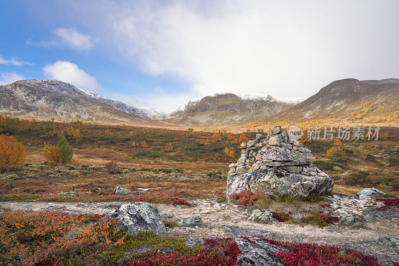 挪威Hemsedal Buskerud，秋天的山景与石堆和小径